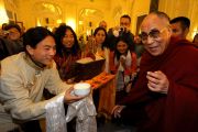 Его Святейшество Далай-лама принимает традиционные подношения от представителей тибетского сообщества в Праге 10 декабря 2011. Фото: Ondrej Besperat