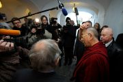 Его Святейшество Далай-лама отвечает на вопросы журналистов после встречи с Вацлавом Гавелом в Праге 10 декабря 2011. Фото: Ondrej Besperat