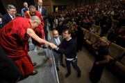 Его Святейшество Далай-лама приветствует своих почитателей после публичной лекции. Прага, Чехия. 11 декабря 2011.
