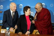 Его Святейшество Далай-лама, нобелевский лауреат Ширин Эбади и соавтор Всемирной декларации прав человека Стефан Эссель на конференции в Праге. 11 декабря 2011. Фото: Ondrej Besperat