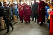 Его Святейшество Далай-лама приветствует паломников по пути в главный храм. 21 декабря 2011. Дхарамсала, Индия. Фото: Тензин Чойджор, Офис ЕСДЛ