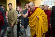 Его Святейшество Далай-лама приветствует паломников по пути в главный храм. 21 декабря 2011. Дхарамсала, Индия. Фото: Тензин Чойджор, Офис ЕСДЛ