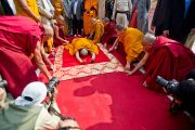 Его Святейшество Далай-лама совершает простирания у ступы Махабодхи в Бодхгае, Индия. 31 декабря 2011. Фото: Тензин Чойджор (офис ЕСДЛ)