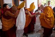 Его Святейшество Далай-ламу приветствуют в тибетском монастыре в Бодхгае, Индия. 31 декабря 2011. Фото: Тензин Чойджор (офис ЕСДЛ)