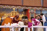 Буддисты из штата Аруначал Прадеш, обратившиеся к Его Святейшеству Далай-ламе с просьбой о даровании посвящения Калачакры в Бодхгае, подходят к его трону за благословением. Бодхгая, Индия. 1 января 2012. Фото: Игорь Янчеглов