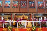 Его Святейшество Далай-лама читает завершающие молитвы после церемонии "принятия учеников". Бодхгая, Индия. 1 января 2012. Фото: Игорь Янчеглов