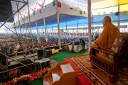 Его Святейшество Далай-лама обращается к тысячам паломников из гималайских регионов, прибывшим на учения по Калачакре. Бодхгая, Индия. 3 января 2012. Фото: Тензин Чойджор (офис ЕСДЛ)