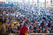 Паломники из гималайских регионов слушают Его Святейшество Далай-ламу в третий день посвящения Калачакры. Бодхгая, Индия. 3 января 2012. Фото: Тензин Чойджор (офис ЕСДЛ)