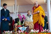 Его Святейшество Далай-лама обращается к тысячам паломников из гималайских регионов, прибывшим на учения по Калачакре. Бодхгая, Индия. 3 января 2012. Фото: Тензин Чойджор (офис ЕСДЛ)