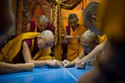 Его Святейшество Далай-лама наносит линии, по которым будет построена мандала Калачакры. Бодхгая, Индия. 2 января 2012. Фото: Тензин Чойджор (офис ЕСДЛ)