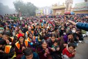 Некоторые из более чем 200 тысяч паломников смотрят трансляцию ритуалов посвящения Калачакры на больших экранах у ступы Махабодхи. Бодхгая, Индия. 6 января 2012. Фото: Тензин Чойджор (офис ЕСДЛ)