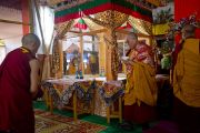 Его Святейшество Далай-лама и монахи монастыря Намгьял выполняют религиозные ритуалы у песочной мандалы Калачакры. Бодхгая, Индия. 6 января 2012. Фото: Тензин Чойджор (офис ЕСДЛ)