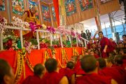 Его Святейшество Далай-лама наблюдает за философским диспутом монахов в перерыве во время посвящения Калачакры. Бодхгая, Индия. 8 января 2012. Фото: Тенизн Чойджор (офис ЕСДЛ)