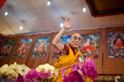 Его Святейшество Далай-лама приветствует собравшихся, более 200 тысяч человек, во время торжественной церемонии в завершающий день посвящения Калачакры. Бодхгая, Индия. 10 января 2012. Фото: Тенизн Чойджор (офис ЕСДЛ)