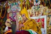 Его Святейшество Далай-лама во время подношения молебна о долголетии в завершающий день посвящения Калачакры. Бодхгая, Индия. 10 января 2012. Фото: Тенизн Чойджор (офис ЕСДЛ)
