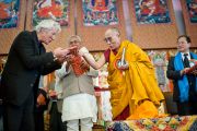Его Святейшество Далай-лама вручает Ричарду Гиру, главным министрам штатов Бихар и Аруначал-Прадеш свою новую книгу "За пределами религий", только что опубликованную в Индии. Бодхгая, Индия. 10 января 2012. Фото: Тенизн Чойджор (офис ЕСДЛ)