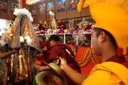 Оракулы Нечунга и Гадонга приветствуют Его Святейшество Далай-ламу. 10 января 2012. Бодхгая, Индия. Фото: Игорь Янчеглов