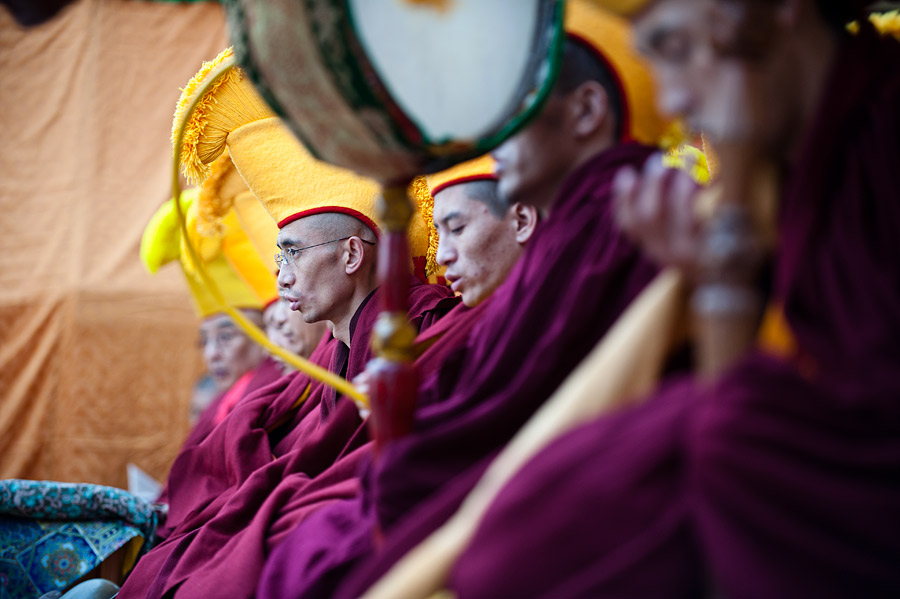 Тибетские горловые монахи. Горловое пение тибетских монахов. Тибетский новый год. Тибетский новый год традиции. Глаза на стенах тибетских храмов.