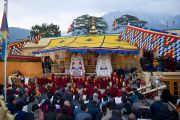 Его Святейшество Далай-лама, монахи монастыря Намгьял и гости во время молебна по случаю тибетского нового года на крыше главного тибетского храма. Дхарамсала, Индия. 22 февраля 2012. Фото: Тензин Чойджор (Офис ЕСДЛ)