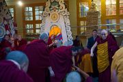 Его Святейшество Далай-лама в главном тибетском храме после молебна по случаю тибетского нового года. Дхарамсала, Индия. 22 февраля 2012. Фото: Тензин Чойджор (Офис ЕСДЛ)