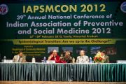 Его Святейшество Далай-лама отвечает на вопросы во время конференции Индийской ассоциации социальной и профилактической медицины. Кангра, Индия. 28 февраля 2012. Фото: Тензин Чойджор (Офис ЕСДЛ)