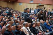 Участник конференции Индийской ассоциации социальной и профилактической медицины задает вопрос Его Святейшеству Далай-ламе. Кангра, Индия. 28 февраля 2012. Фото: Тензин Чойджор (Офис ЕСДЛ)