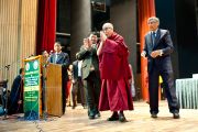 Его Святейшество Далай-лама приветствует аудиторию в государственном медицинском колледже им. Раджендры Прасада. Кангра, Индия. 28 февраля 2012. Фото: Тензин Чойджор (Офис ЕСДЛ)