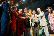 Его Святейшество Далай-лама вместе с другими участиниками зажигают светильник в ознаменование начала работы конференции Индийской ассоциации социальной и профилактической медицины. Кангра, Индия. 28 февраля 2012. Фото: Тензин Чойджор (Офис ЕСДЛ)