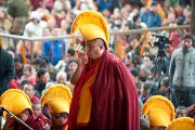 Перед началом учений Его Святейшества Далай-ламы по Джатакам. Мастер пения возглавляет молебен. Дхарамсала, Индия. 8 марта 2012 г. Фото: Тензин Чойджор (Офис ЕСДЛ)