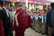 Его Святейшество Далай-лама приветствует учащихся школы Тибетской детской деревни, выступавших на торжественной церемонии, посвященной 53-й годовщине Тибетского народного восстания. Дхарамсала, Индия. 10 марта 2012 г. Фото: Тензин Чойджор (Офис ЕСДЛ)