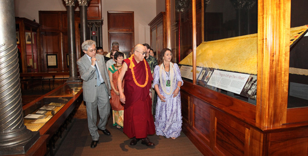 На встрече со студентами в университете штата Гавайи Далай-лама говорил о воспитании сердца и развитии ума