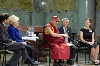 Его Святейшество Далай-лама принял участие в дискуссии об осознанности в клинике Майо