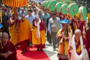 Его Святейшество Далай-ламу встречают в монастыре Сангто Пелри в Ревалсаре (Цо Пема). Штат Химчмл-Прадеш, Индия. 2 апреля 2012. Фото: Тензин Чойджор (Офис ЕСДЛ)