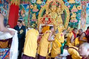 Его Святейшество Далай-лама вручает дипломы выпускникам, окончившим программу обучения в монастыре Сангто Пелри в Ревалсаре (Цо Пема). Штат Химчмл-Прадеш, Индия. 2 апреля 2012. Фото: Тензин Чойджор (Офис ЕСДЛ)