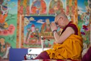 Его Святейшество Далай-лама во время молебна в монастыре Сангто Пелри в Ревалсаре (Цо Пема). Штат Химчмл-Прадеш, Индия. 2 апреля 2012. Фото: Тензин Чойджор (Офис ЕСДЛ)