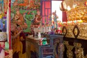 Его Святейшество Далай-лама зажигает масляные светильники во время церемонии освящения в монастыре Сангто Пелри в Ревалсаре (Цо Пема). Штат Химчмл-Прадеш, Индия. 2 апреля 2012. Фото: Тензин Чойджор (Офис ЕСДЛ)