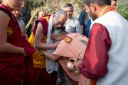 Его Святейшество Далай-лама приветствует отшельника, живущего в горах над озером Ревалсар (Цо Пема). Штат Химачал-Прадеш, Индия. 3 апреля 2012 г. Фото: Тензин Чойджор (Офис ЕСДЛ)