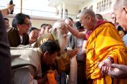 Его Святейшество Далай-лама во время посещения монастыря Пел Вагмин Зигар Оргьен Чойкорлинг в Ревалсаре (Цо Пема). Штат Химачал-Прадеш, Индия. 3 апреля 2012 г. Фото: Тензин Чойджор (Офис ЕСДЛ)