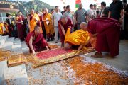 Его Святейшество Далай-лама совершает простирания перед входом в монастырь Пел Вагмин Зигар Оргьен Чойкорлинг в Ревалсаре (Цо Пема). Штат Химачал-Прадеш, Индия. 3 апреля 2012 г. Фото: Тензин Чойджор (Офис ЕСДЛ)