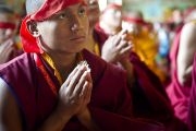 Тибетский монах слушает учения Его Святейшества Далай-ламы в монастыре Чиме Гастал Линг в Сидхбари. Штат Химачал-Прадеш, Индия. 4 апреля 2012. Фото: Тензин Чойджор (Офис ЕСДЛ)