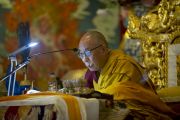 Его Святейшество Далай-лама во время учений в монастыре Чиме Гастал Линг в Сидхбари. Штат Химачал-Прадеш, Индия. 4 апреля 2012. Фото: Тензин Чойджор (Офис ЕСДЛ)
