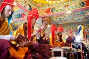 Старшие монахи монастыря Чиме Гастал Линг во время молебна о долголетии Его Святейшества Далай-ламы. Штат Химачал-Прадеш, Индия. 4 апреля 2012. Фото: Тензин Чойджор (Офис ЕСДЛ)