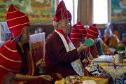 Камтрул Ринпоче во сремя церемонии подношения молебна о долголетии Его Святейшества Далай-ламы в монастыре Чиме Гастал Линг в Сидхбари. Штат Химачал-Прадеш, Индия. 4 апреля 2012. Фото: Тензин Чойджор (Офис ЕСДЛ)