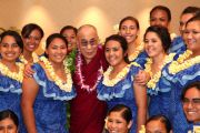 В честь Его Святейшества Далай-ламы учащиеся школы Камеамеа исполнили приветственную песню и танец. Гонолулу, Гавайи. 13 апреля 2014 г. Фото: Eye of the Island Photography