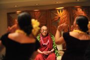 Его Святейшество Далай-лама с участницами ансамбля школы Камеамеа. Гонолулу, Гавайи. 13 апреля 2014 г. Фото: Eye of the Island Photography
