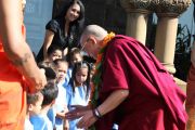 В музее Бишопа, крупнейшем музее штата Гавайи, Его Святейшество Далай-ламу встречали дети-дошкольники, которые исполнили для него приветственную песню. О-в Оаху, Гавайи. 14 апреля 2012 г. Фото: Eye of the Islands Photography