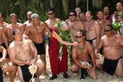 Его Святейшество Далай-лама с членами экипажа полинезийского каноэ, которое в 2013 году отправится в кругосветное плавание. О-в Оаху, Гавайи. 16 апреля 2012 г. Фото: Eyes of the Island Photography