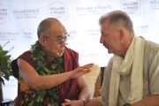 Его Святейшество Далай-лама и мэр Гонолулу Питер Карлайл во время встречи с журналистами. О-в Оаху, Гавайи. 16 апреля 2012 г. Фото: Jhook/Civil Beat