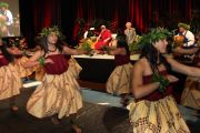 Учащиеся школы Кайлуа исполняют приветственный танец для Его Святейшества Далай-ламы. О-в Оаху, Гавайи. 16 апреля 2012 г. Фото: Eyes of the Island Photography