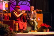 Его Святейшество Далай-лама отвечает на вопросы слушателей во время лекции в Государственном университете Сан-Диего. Сан-Диего, штат Калифорния. 19 апреля 2012 г. Фото: Тим Мантоани